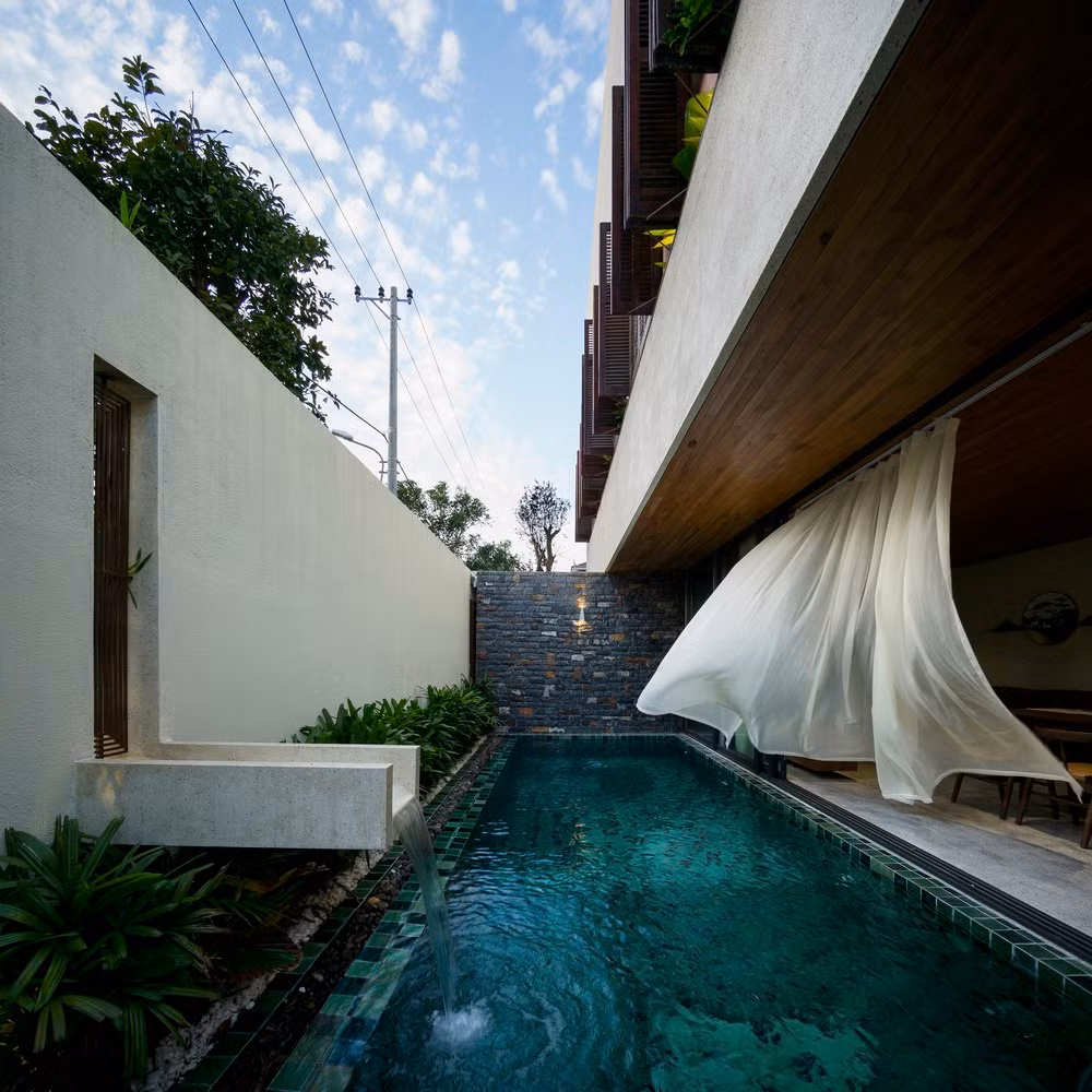 Bể bơi lớn bên ngoài biệt thự.