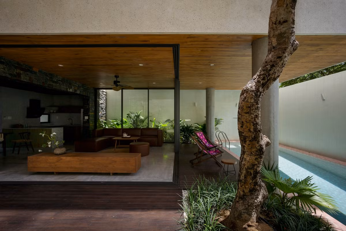 Kiến trúc sư chọn giải pháp thiết kế tường dày và những mảng sân vườn làm khoảng đệm ở hướng nắng Tây. Ngoài ra, bố trí thêm hàng hiên và cửa hai lớp giúp tăng thêm hiệu quả cách nhiệt.