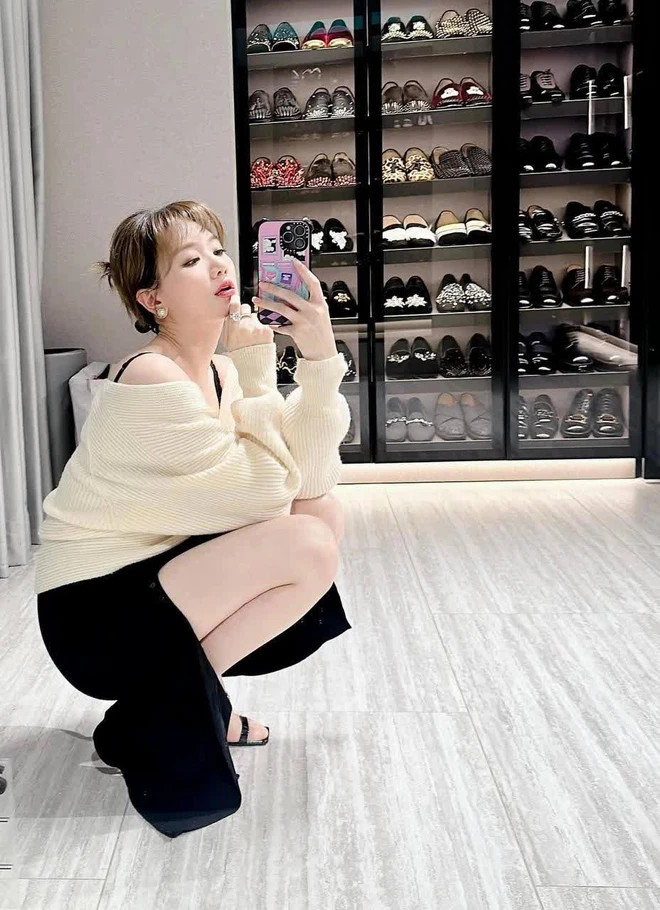 Hệ thống đèn lắp trong tủ giày khiến không gian trở nên sang chảnh hơn.