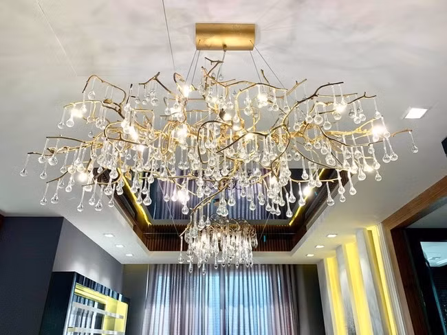 Đèn trần sang chảnh với họa tiết cầu kỳ.