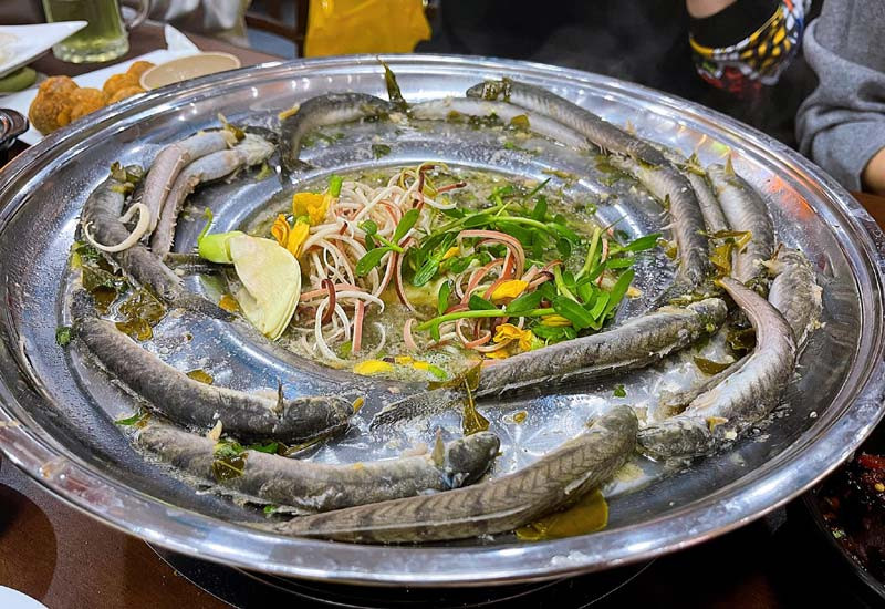 Tại một số nhà hàng ở Hà Nội, lẩu cá kèo có giá từ 150.000 – 200.000 đồng/người, tùy nơi. Ảnh: VinWonders