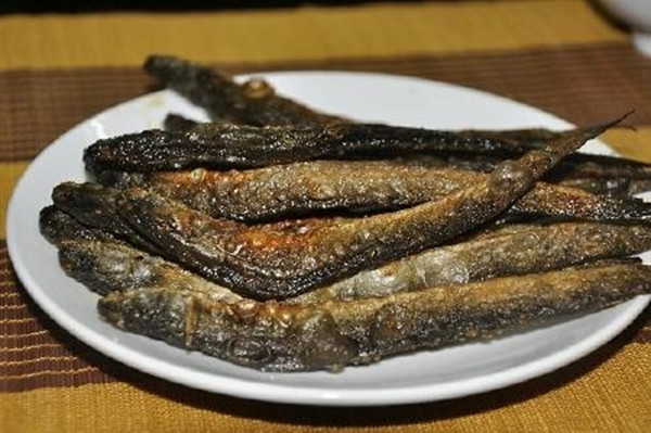 Khô cá kèo không cần chế biến cầu kỳ, có thể nướng hoặc chiên giòn rất ngon. Ảnh: Internet