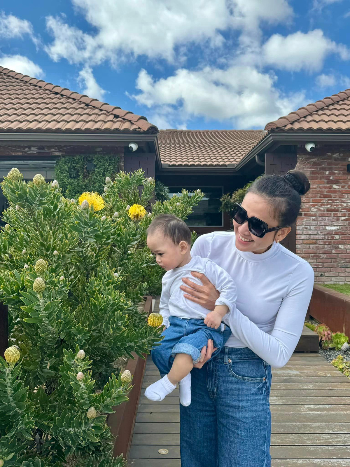 Hoa hậu phụ nữ Việt Nam qua ảnh 2006 Dương Mỹ Linh đang có cuộc sống hạnh phúc bên ông xã và cậu con trai nhỏ trong căn nhà xinh xắn ở Mỹ.