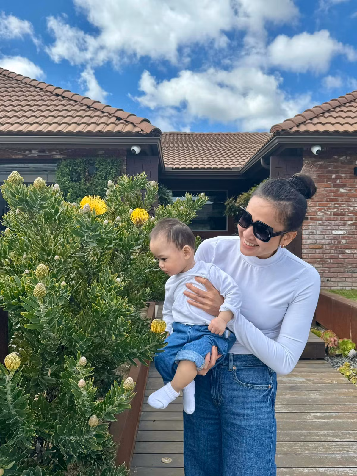 Hoa hậu phụ nữ Việt Nam qua ảnh 2006 Dương Mỹ Linh đang có cuộc sống hạnh phúc bên ông xã và cậu con trai nhỏ trong căn nhà xinh xắn ở Mỹ.