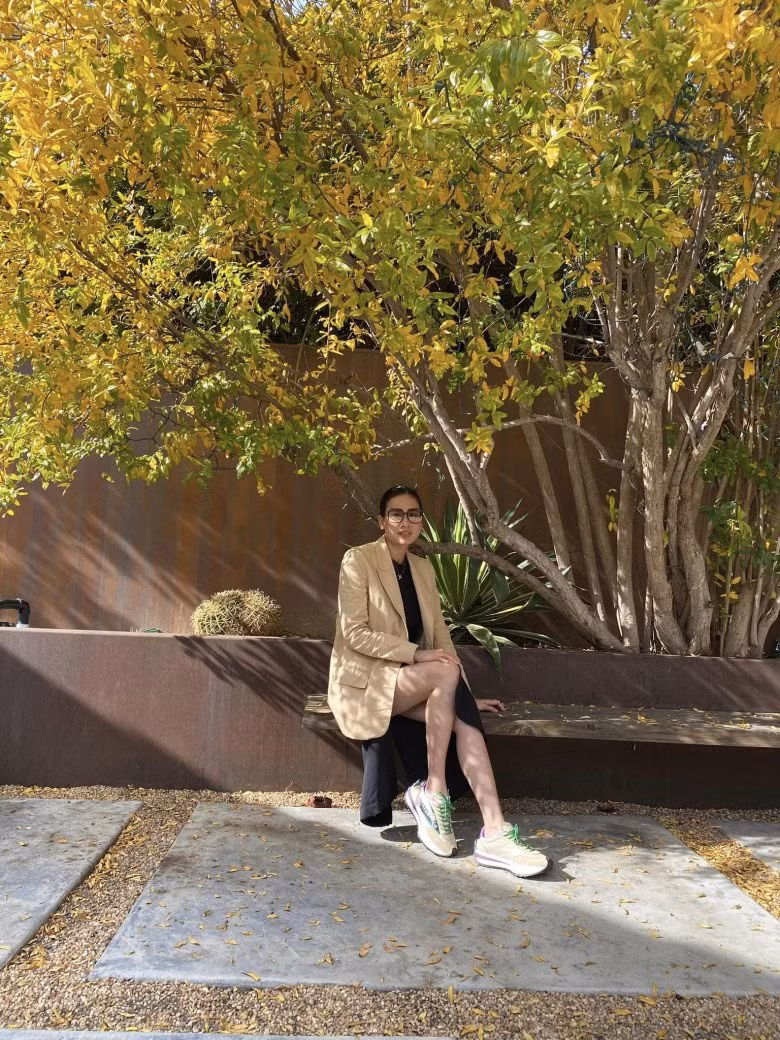 Khu vườn bên trong căn nhà đẹp thơ mộng với cây lá vàng.