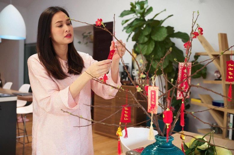 Mỗi dịp Tết đến, người đẹp trang hoàng cho ngôi nhà thêm nhiều màu sắc đậm chất truyền thống.