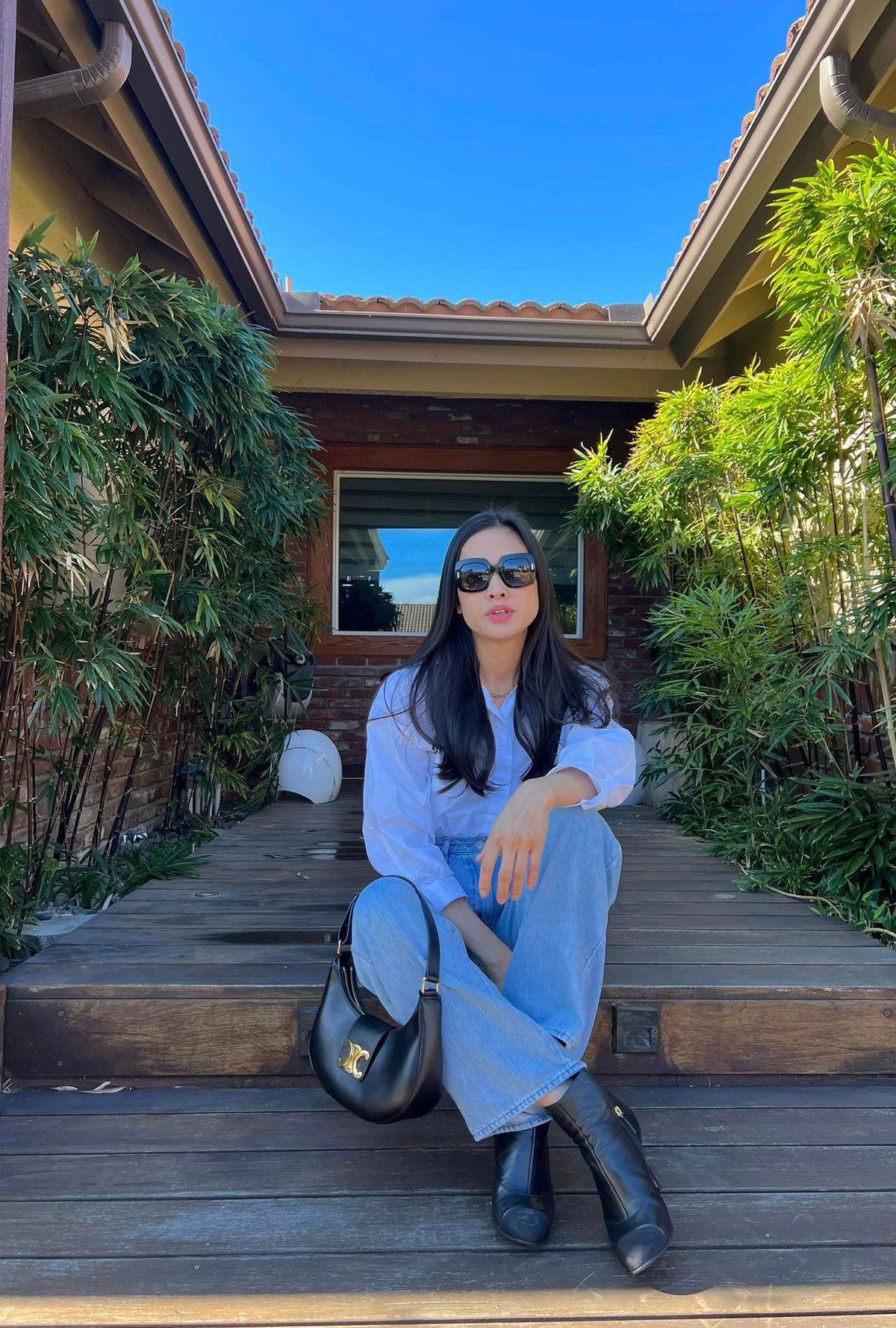 Khu vực bên trong là 2 rặng trúc thẳng tắp.