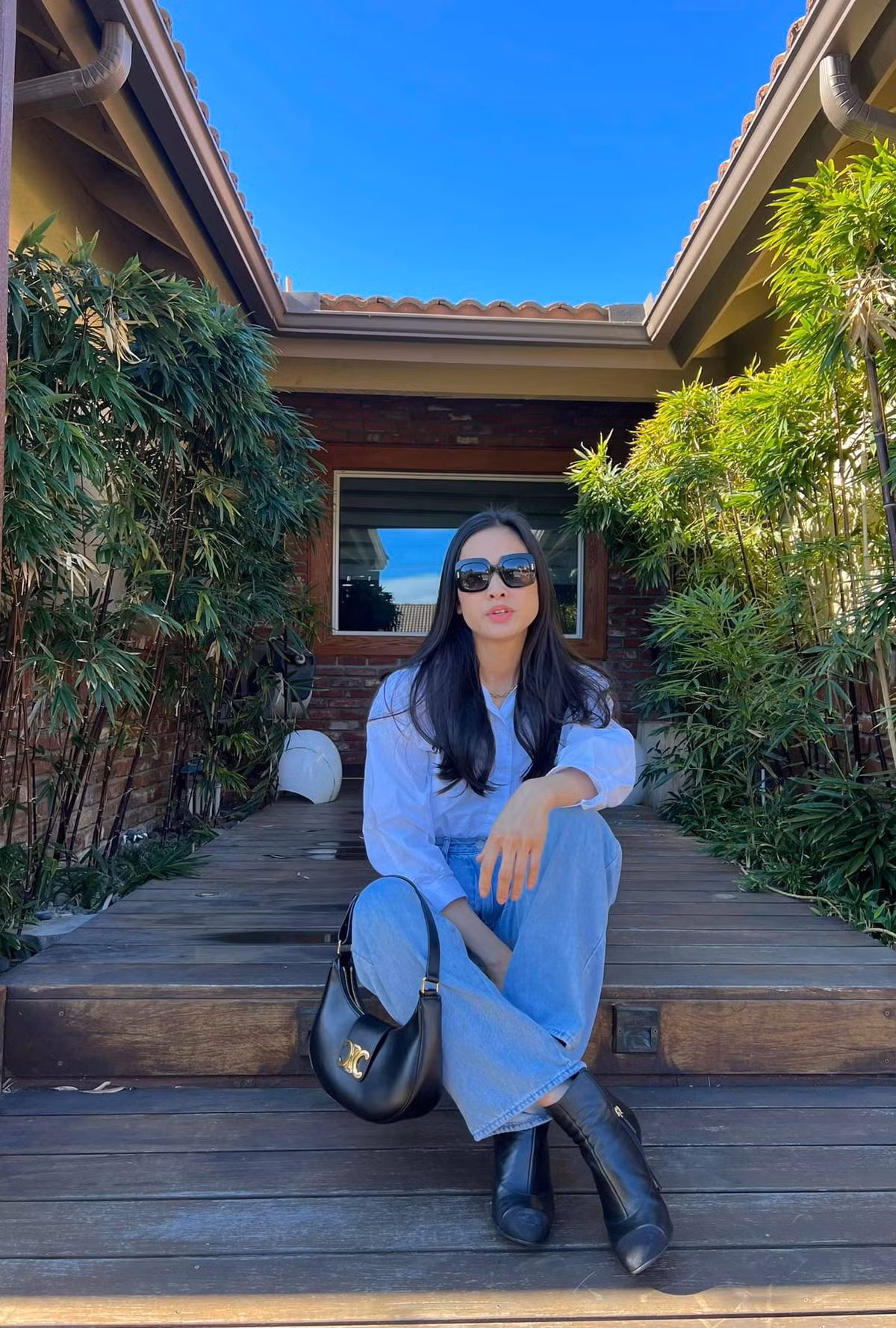 Khu vực bên trong là 2 rặng trúc thẳng tắp.