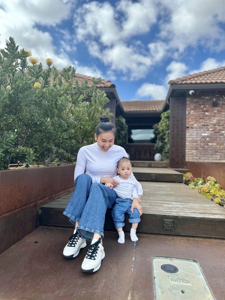 Căn nhà được bao quanh bằng gạch viên, sàn gỗ, lợp ngói đậm chất Á Đông.