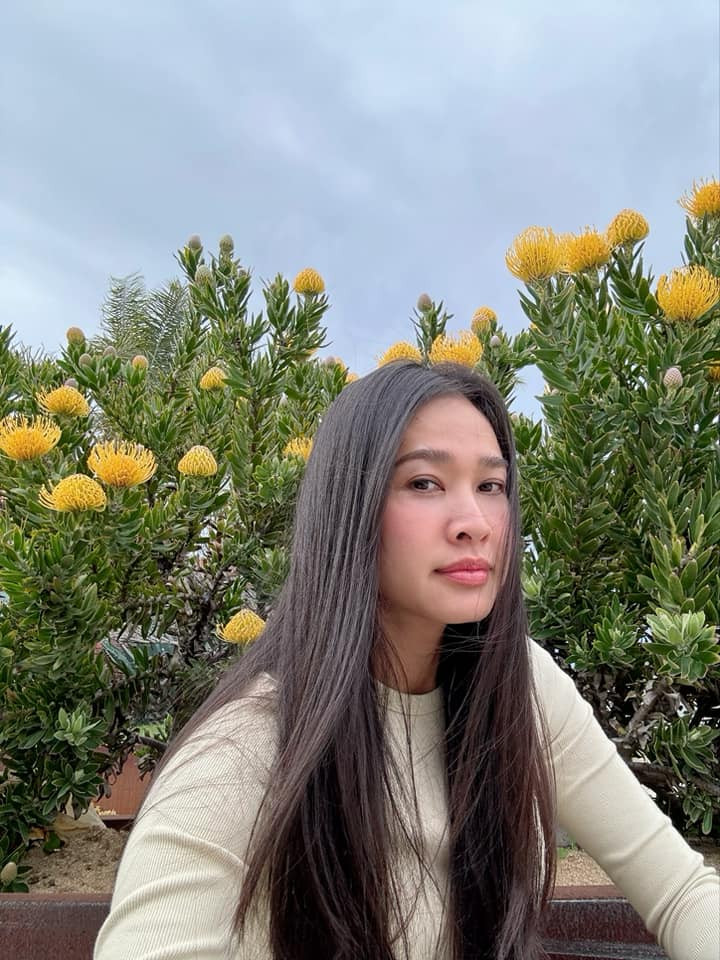 Căn nhà của Hoa hậu Dương Mỹ Linh mang đậm nét Á Đông. Phía trước cổng nhà là khung cảnh đẹp lịm tim với vườn hoa rực rỡ.