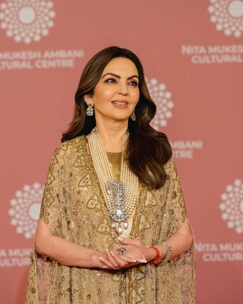 Những thỏi son bà Nita Ambani trưng dụng được chế tác riêng để phù hợp với trang phục mà bà diện trên người, vỏ son được làm từ vàng, bạc. Nguồn ảnh: Getty, BI