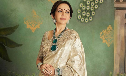 Bà Nita Ambani cho biết có làn da không tì vết nhờ uống nước vàng. Kỷ lục Guinness ghi nhận đây là loại nước uống đắt nhất thế giới.