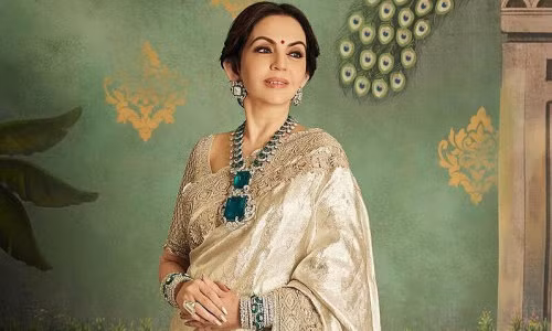 Bà Nita Ambani cho biết có làn da không tì vết nhờ uống nước vàng. Kỷ lục Guinness ghi nhận đây là loại nước uống đắt nhất thế giới.