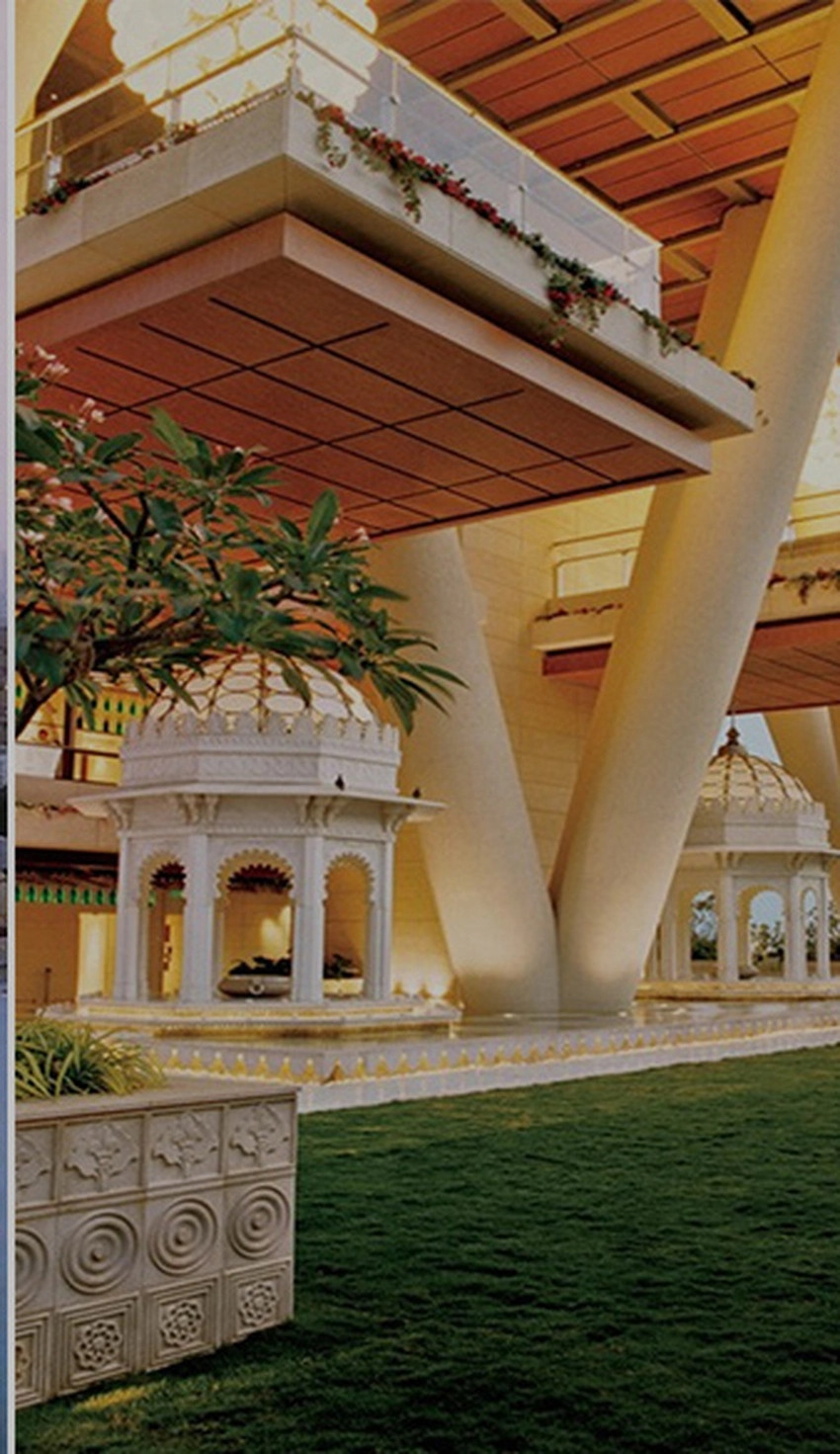 Tòa nhà được dựng trên khu đất rộng hơn 37.000m2, có 3 sân đáp trực thăng và cần 600 nhân viên phục vụ dọn dẹp.