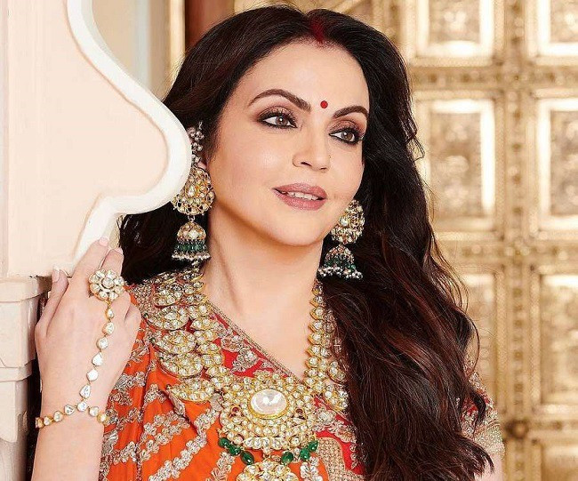 Bà Nita Ambani được biết đến là người "nâng khăn sửa túi" của tỷ phú Ấn Độ Mukesh Ambani. Cặp đôi kết hôn từ năm 1985, khiến nhiều người ngưỡng mộ và ghen tỵ bởi hôn nhân viên mãn.