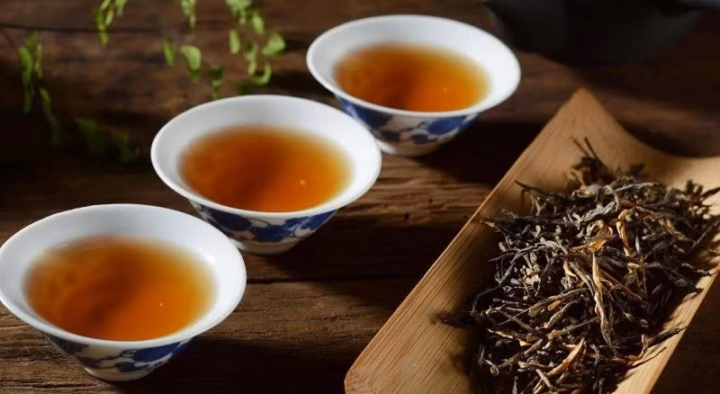 Nếu như nhiều loại trà nổi tiếng khác nhạt vị chỉ sau 7 lần thay nước thì trà Đại Hồng Bào sau 9 lần pha vẫn không mất đi hương vị đầu tiên. Trà có vị ngọt, thanh không lẫn với bất kỳ loại trà nào khác. Nguồn ảnh: Xinhua, Sina, Getty