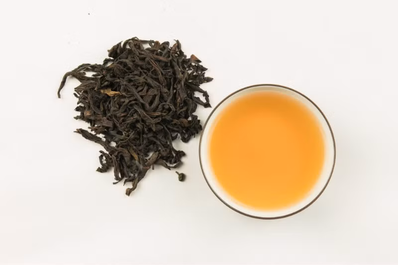 Vì thế, trà Đại Hồng Bào có giá vô cùng đắt đỏ. Năm 2002, trong một cuộc đấu giá đặc biệt ở Quảng Châu, 20 gram trà Đại Hồng Bào được bán với giá 180.000 NDT (gần 600 triệu đồng).