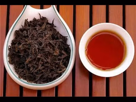 Ngoài độ quý hiếm, trà Đại Hồng Bào còn "được cả hương lẫn sắc" Trà khô có màu đỏ nâu, khi pha, nước có màu vàng cam tươi.