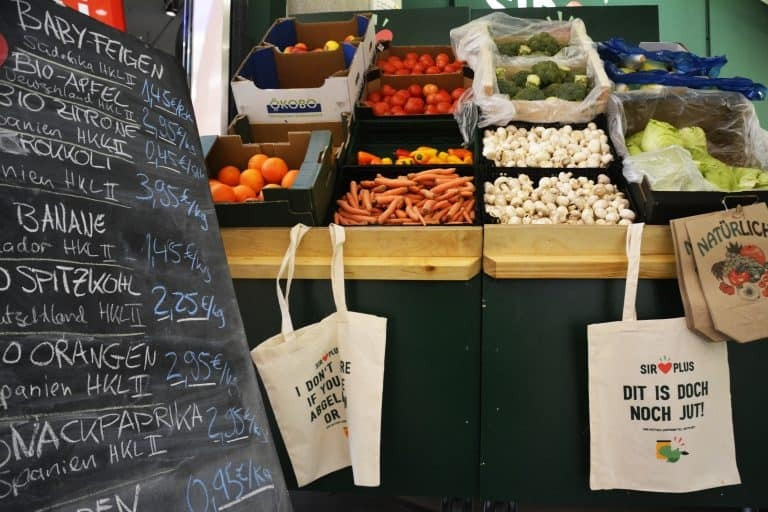 Nghe có vẻ ngạc nhiên nhưng trên thực tế, ở các nước phát triển như Đức, Anh, Nhật Bản hay Mỹ, ngoài thời hạn sử dụng cơ bản nhất của thực phẩm, nhãn dán ghi hạn sử dụng trên sản phẩm còn có thêm “thời hạn mà thực phẩm có hương vị ngon nhất”. Ảnh: Sirplus