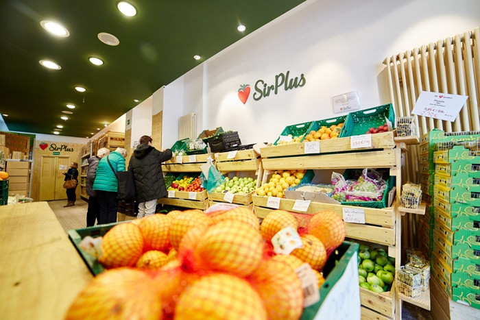 Một số thông tin đặc biệt về sản phẩm cũng sẽ được ghi chi tiết trên tem dán. Ảnh: Sirplus