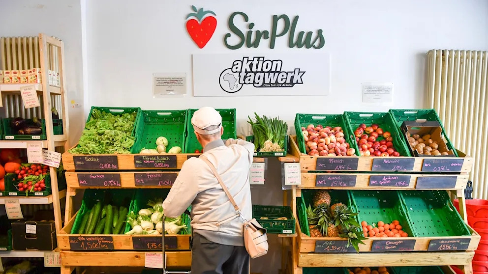 Sirplus tin rằng thực phẩm sắp hết hạn sử dụng, có hình thù xấu xí không có nghĩa không thể ăn được. Rõ ràng những sản phẩm này có mức giá phù hợp túi tiền của nhiều người hơn, nhất là người thu nhập thấp. Ảnh: Bild