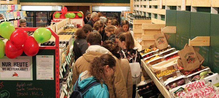 Trong năm đầu tiên hoạt động, siêu thị Sirplus đã thu về lợi nhuận 1,2 triệu euro. Đến năm thứ 2, mức lợi nhuận đã tăng gấp ba - 3,6 triệu euro (khoảng 919 tỷ đồng). Ảnh: Nebenan Magazin