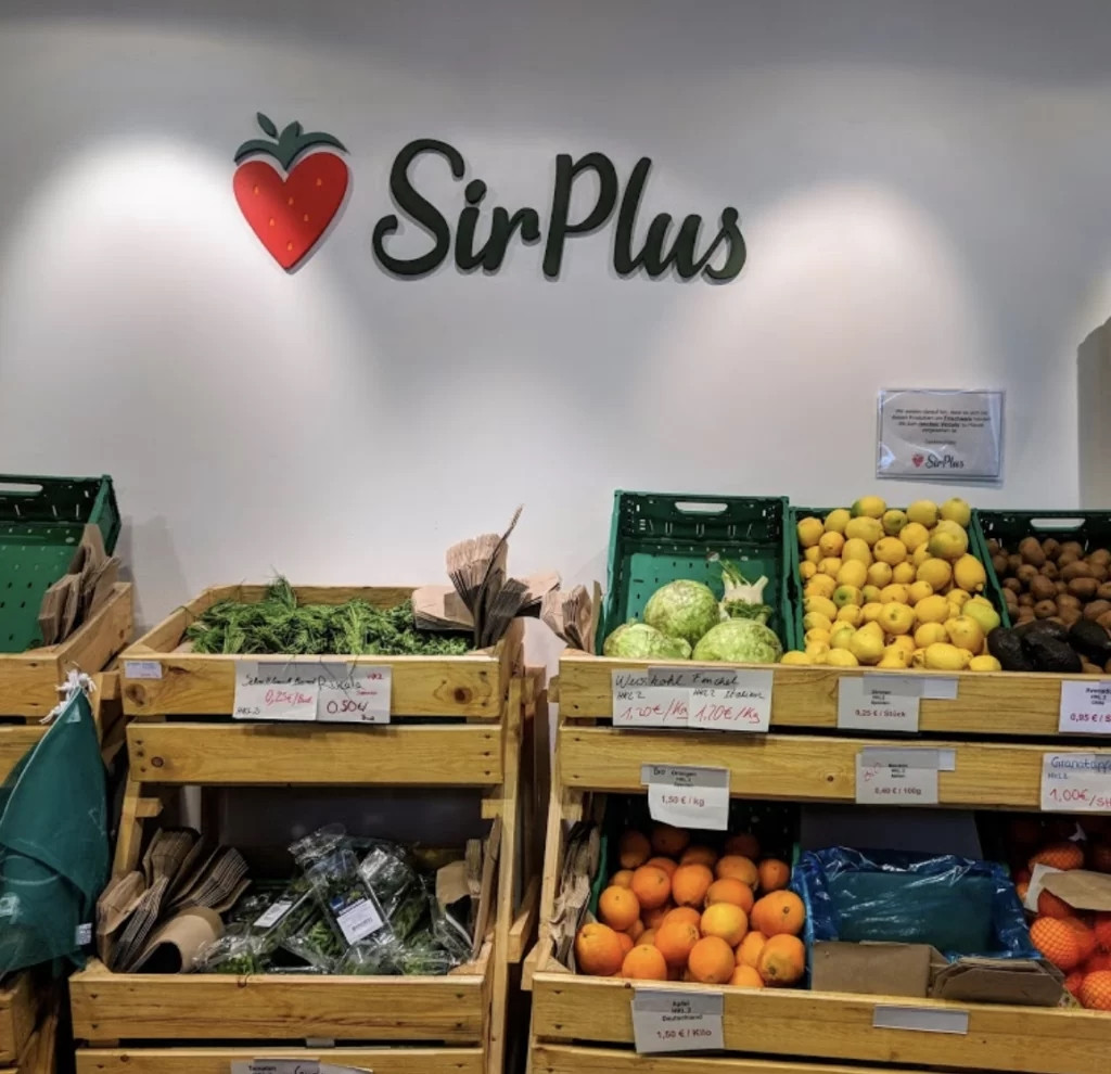 Khách hàng dường như không bận tâm tới điều đó. Họ vẫn đến đây để mua sắm. Ảnh: Sirplus