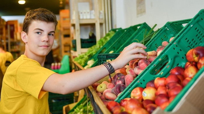 Sau khi được nhập kho của Sirplus, thực phẩm sẽ được kiểm tra, đánh giá nghiêm ngặt về an toàn thực phẩm để đảm bảo sức khỏe cho người dùng. Ảnh: Sirplus