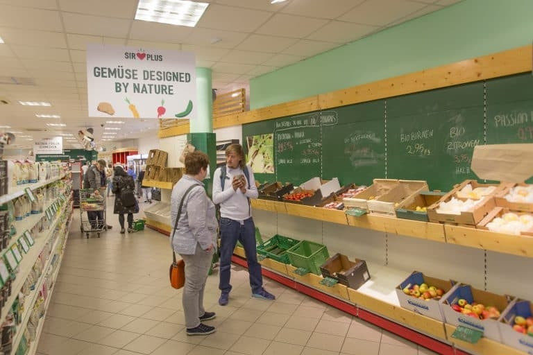 Sirplus hiện làm việc với 700 đối tác, bao gồm nông dân, nhà sản xuất thực phẩm, nhà bán lẻ và nhà bán buôn, những người vận chuyển sản phẩm mà họ không có ý định bán ra thị trường. Ảnh: Sirplus