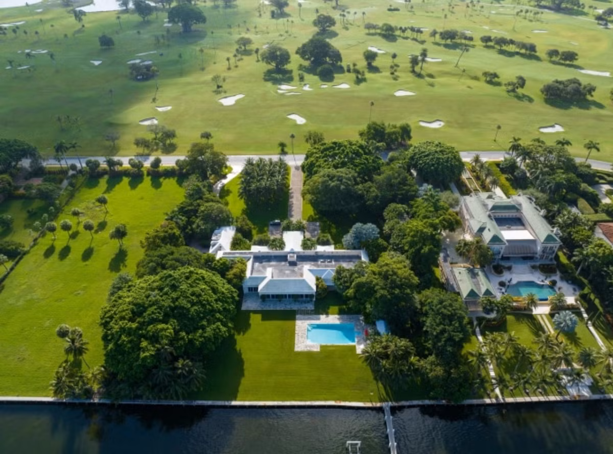 Đến tháng 10/2023, Jeff Bezos tiếp tục sở hữu một bất động sản ven sông ở Indian Creek, được mua với giá 79 triệu cũng là hàng xóm của căn biệt thự trước đó. Dinh thự này có 7 phòng ngủ và 14 phòng tắm, rộng 1.770 m2.