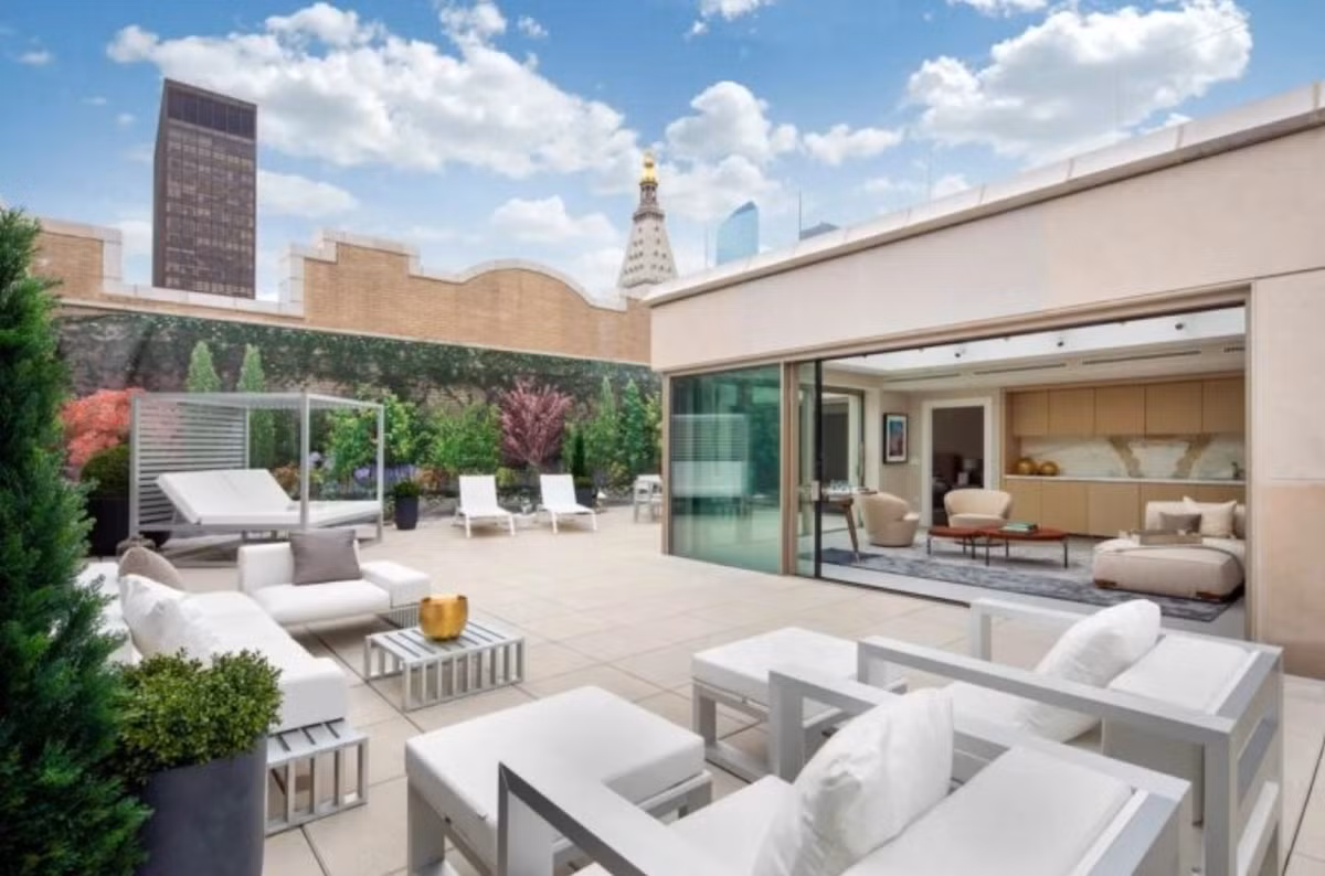 Jeff Bezos sở hữu một căn hộ penthouse 3 tầng cùng với 2 căn hộ ngay bên dưới, trong tòa nhà ở số 212 Đại lộ số 5, New York (Mỹ). Bất động sản này có vị trí vô cùng đắc địa ở thành phố đắt đỏ bậc nhất nước Mỹ.