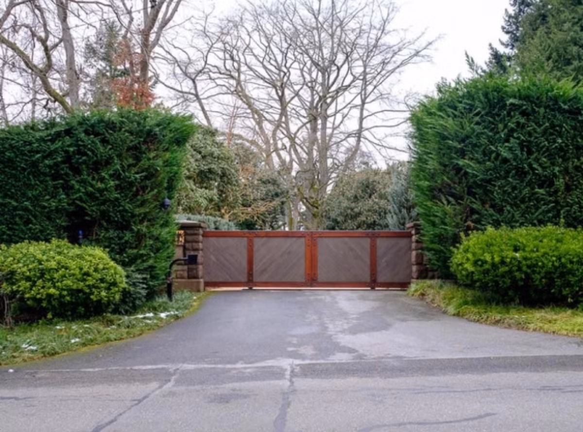 Jeff Bezos còn sở hữu 2 căn biệt thự với tổng giá trị 60 triệu USD ở khu Medina ở Washington DC (Mỹ), đây được biết đến là nơi ở của một số tỷ phú công nghệ hàng đầu trên toàn thế giới, bao gồm Bill Gates và các tỷ phú công nghệ khác.