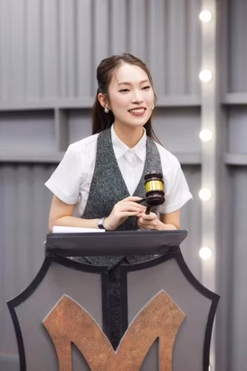 Những ngày qua, MC Khánh Vy liên tục bị chê khi đảm nhận vai trò dẫn dắt, kết nối các anh trai ở Anh trai vượt ngàn chông gai. Lối dẫn của Khánh Vy được cho là chưa phù hợp với một chương trình giải trí, đôi lúc bị gượng, thiếu sự tự nhiên. Ảnh: NSX