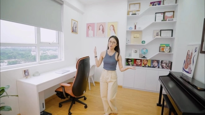 Phòng làm việc của Khánh Vy có tầm view đẹp mắt, có hẳn một góc decor những cúp lưu niệm và album nghệ sĩ cô yêu thích. Ảnh chụp màn hình