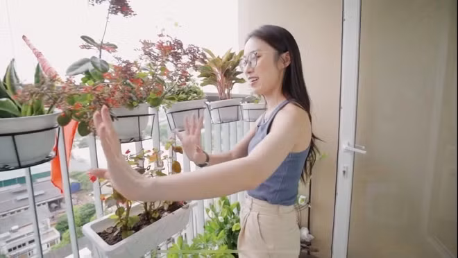 Ban công nhỏ được biến thành sân vườn ngập rau xanh và hoa. Ảnh chụp màn hình