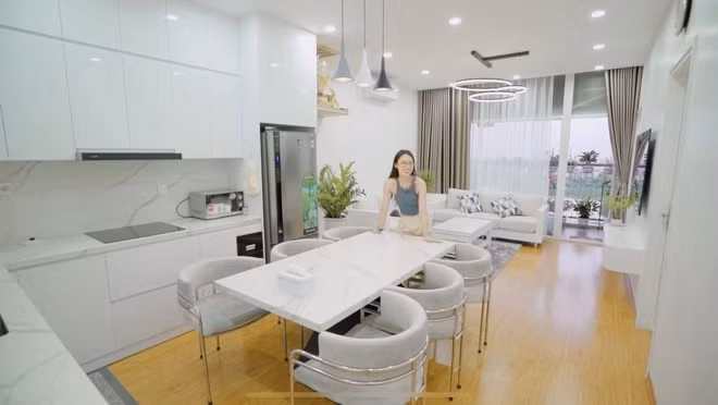 Từ màu sơn, gạch ốp tường cho tới đồ trang trí trong căn hộ đều là màu trắng. Ảnh chụp màn hình