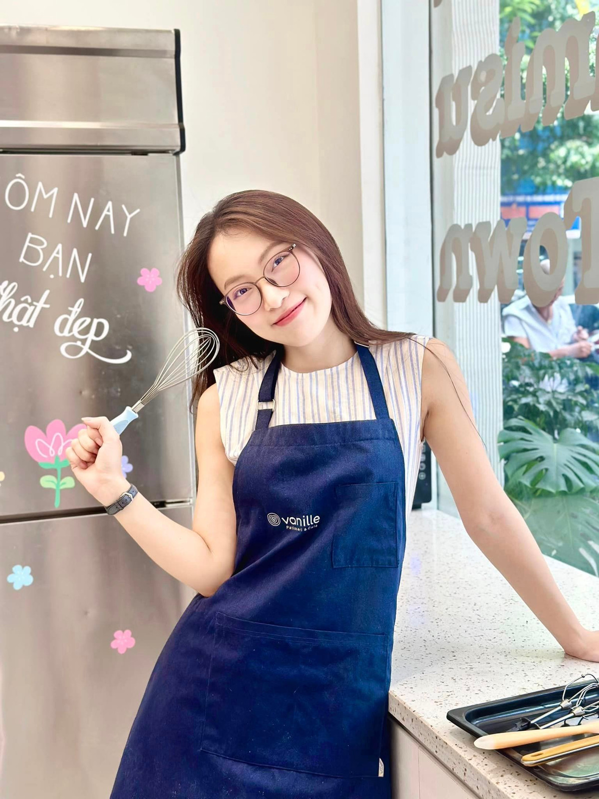 Khánh Vy là một trong những gương mặt MC trẻ sáng giá tại VTV. Khánh Vy cũng được biết là người sở hữu "gia tài" đồ sộ khi còn rất trẻ. Năm 2022, Khánh Vy sở hữu căn hộ rộng 100m2 ở Hà Nội và đón cha mẹ đến ở cùng. Ảnh: FB Khánh Vy