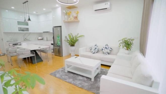 Theo chia sẻ, căn hộ của MC Khánh Vy có 3 phòng ngủ với toàn bộ nội thất màu trắng. Ảnh chụp màn hình