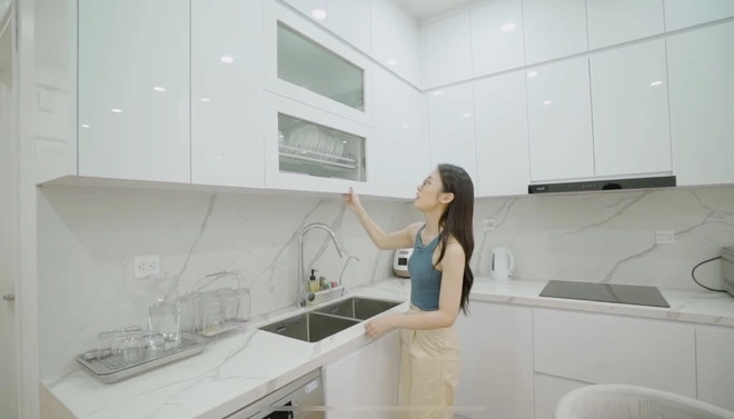 Khu vực bếp ốp gạch màu trắng có chút hoạ tiết, tông xuyệt tông với căn nhà. Ảnh chụp màn hình