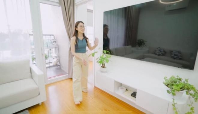 Điểm nổi bật trong căn hộ của Khánh Vy là phong cách tối giản. Nữ MC sử dụng rất ít đồ trang trí, ngay cả những thiết bị gia dụng cũng được tối ưu hóa hết mức có thể. Ảnh chụp màn hình