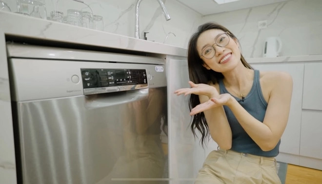 Khánh Vy cũng sắm cho mình chiếc máy rửa bát hiện đại. Ảnh chụp màn hình