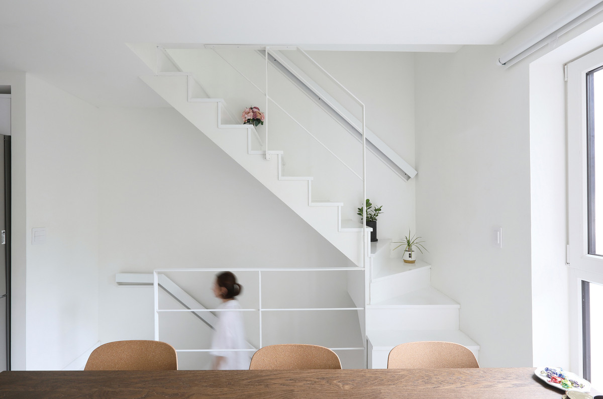 Họ dành phần lớn thời gian ban ngày ở tầng một và tầng hai, trong khi ban đêm ở tầng ba và tầng bốn.