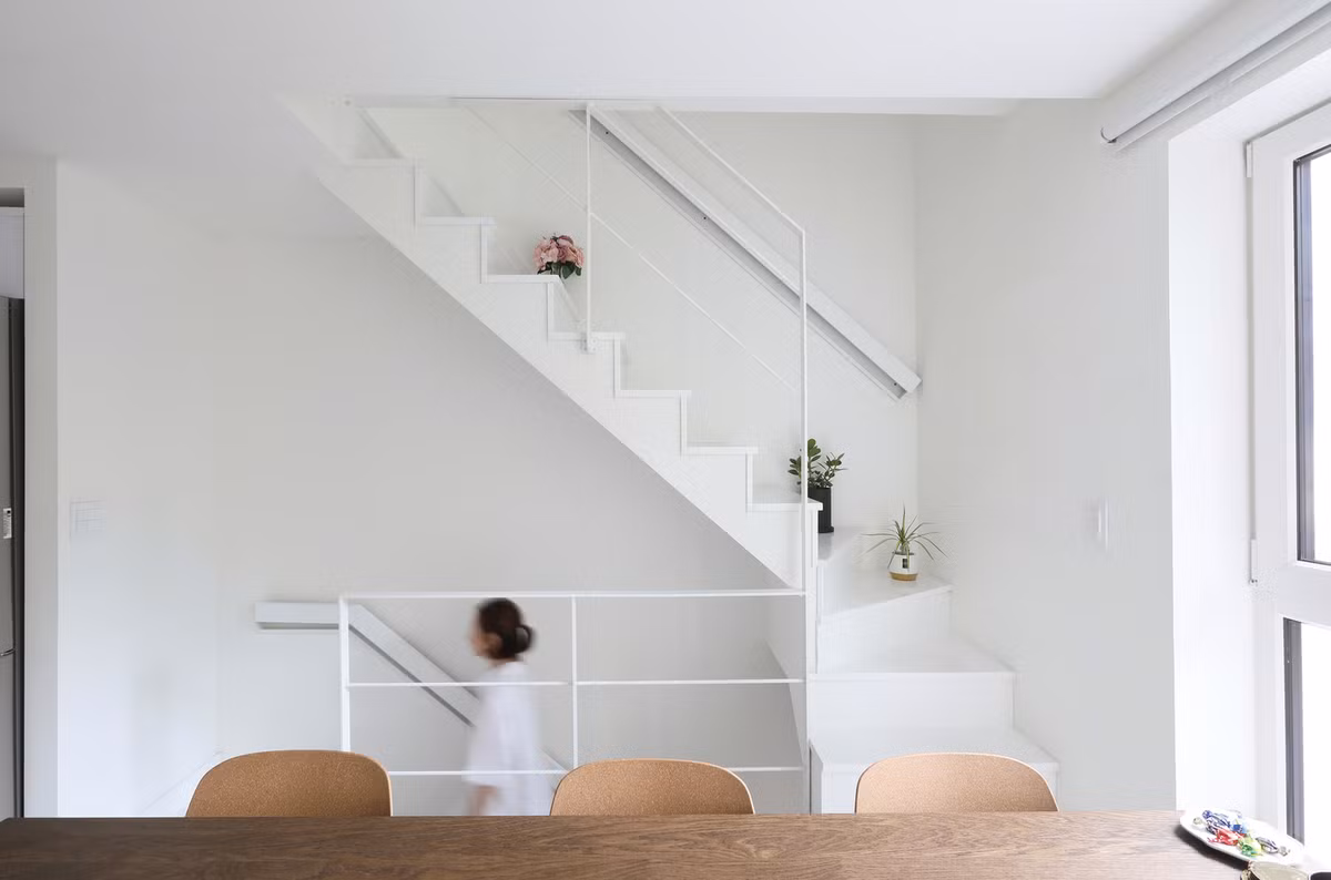 Họ dành phần lớn thời gian ban ngày ở tầng một và tầng hai, trong khi ban đêm ở tầng ba và tầng bốn.