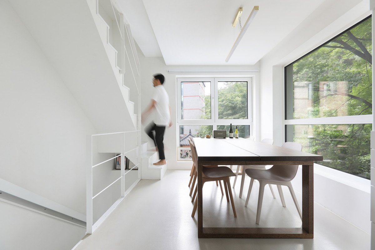 Phòng khách và phòng vệ sinh ở tầng 1.