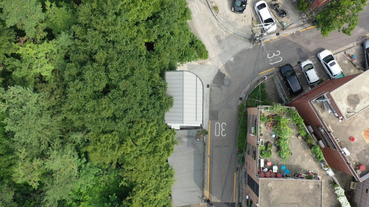 Tọa lạc tại một khu phố trung tâm thủ đô Seoul (Hàn Quốc), ngôi nhà nằm độc lập, sát ngay mặt đường nơi có nhiều người qua lại.