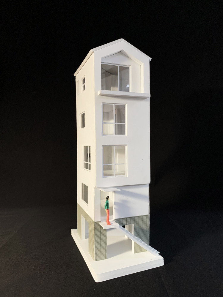 Do điều kiện mặt bằng eo hẹp, các phòng trong nhà được bố trí độc lập nhau theo chiều dọc, mỗi tầng chỉ có duy nhất 1 phòng để tận dụng tối đa diện tích.