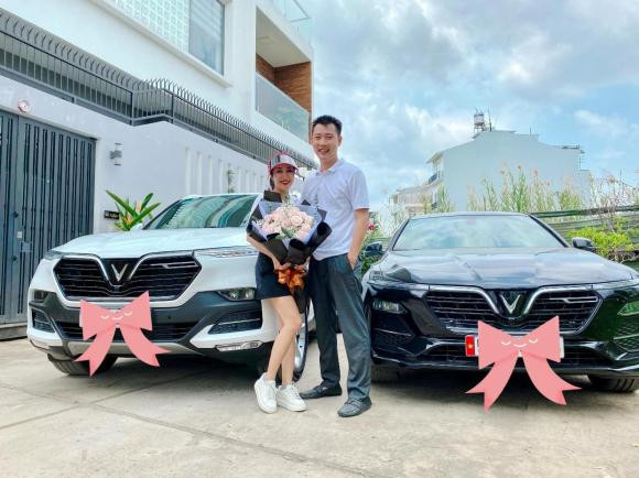 Nữ MC từng gây sốt khi tậu cùng lúc 2 chiếc ô tô giá trị lên đến hàng tỷ đồng để phục vụ nhu cầu đi du lịch khắp nơi của gia đình đông thành viên.