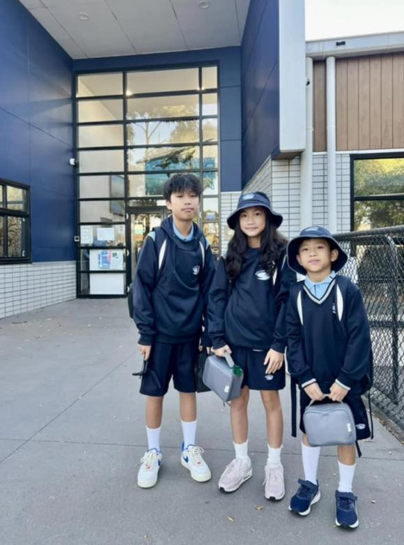 Vợ chồng Ốc Thanh Vân cũng đầu tư lớn cho việc học của các con. Trước khi được bố mẹ cho đi du học, 3 nhóc tỳ nhà Ốc Thanh Vân theo học ở trường quốc tế có học phí dao động từ 423 - 634 triệu đồng/năm, tùy theo từng cấp học.