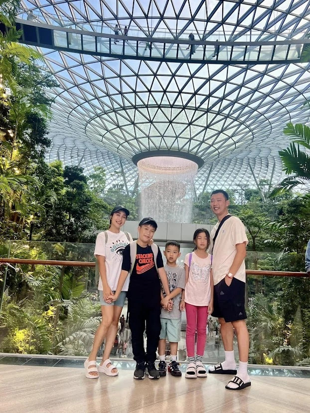 Ngoài học phí, phụ huynh còn phải đóng các loại phí như: phí nội trú, phí bán trú, phí dịch vụ xe đưa đón... Ước tính, Ốc Thanh Vân và ông xã phải chi từ 1-2 tỷ mỗi năm cho việc học tập của các con.