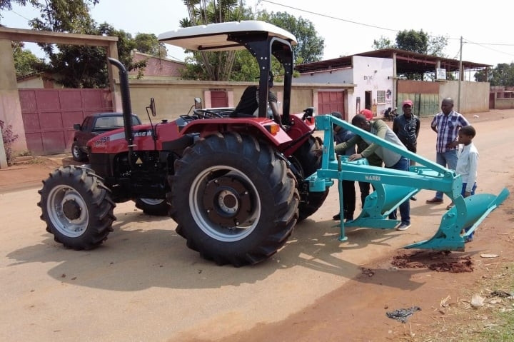 Quang Linh dành nhiều tâm huyết, đầu tư cho trang trại khi đưa cả máy cắt cỏ từ Việt Nam sang để dọn dẹp, canh tác nhanh hơn.